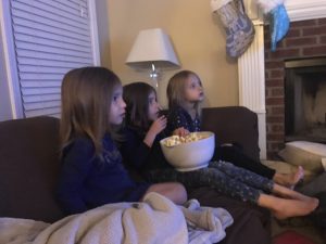 Kids-eating-popcorn-while-watching-movie